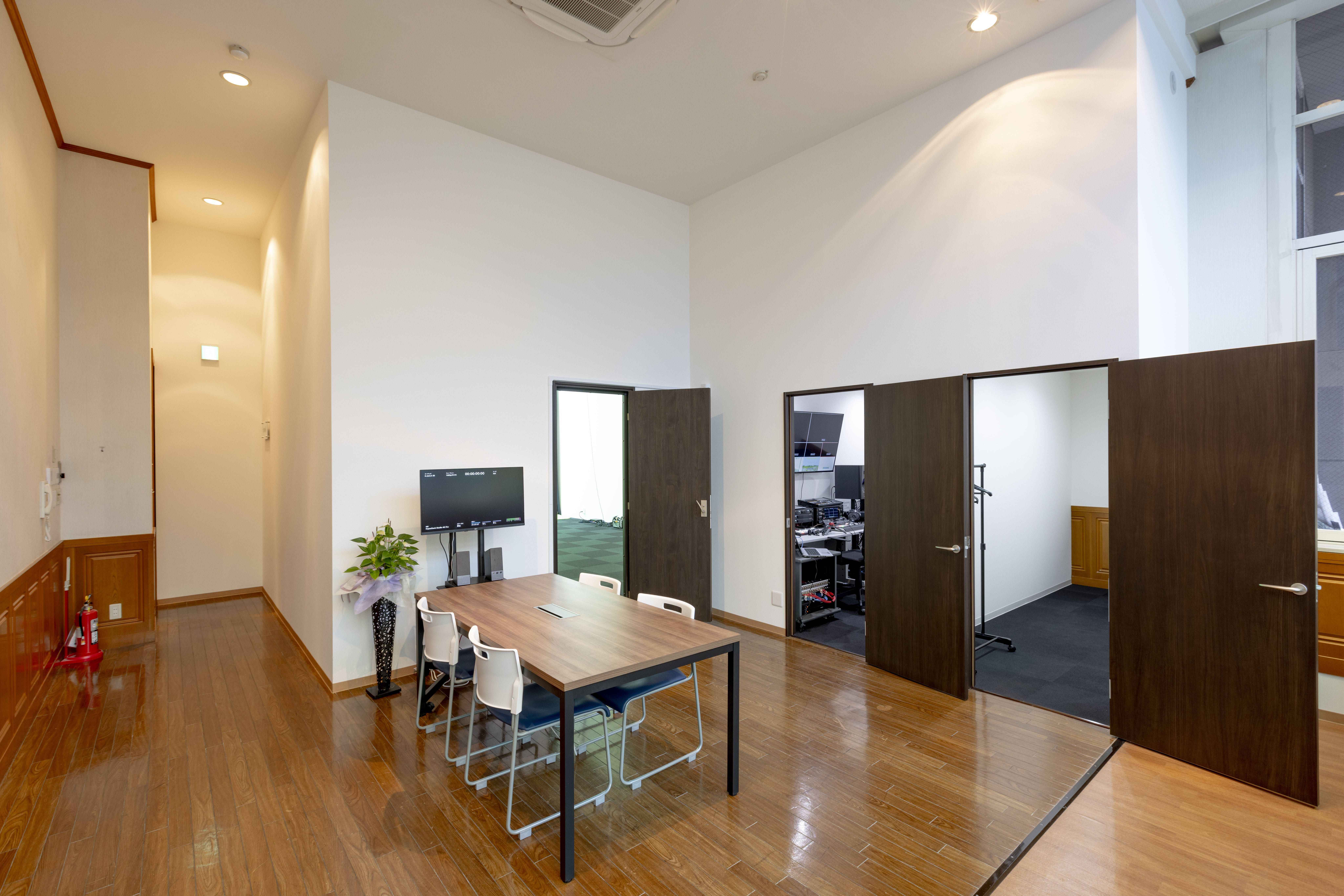 開放的な多目的ラウンジが支える大規模プロジェクトの撮影ミーティング｜スタジオQ（大阪）の画像