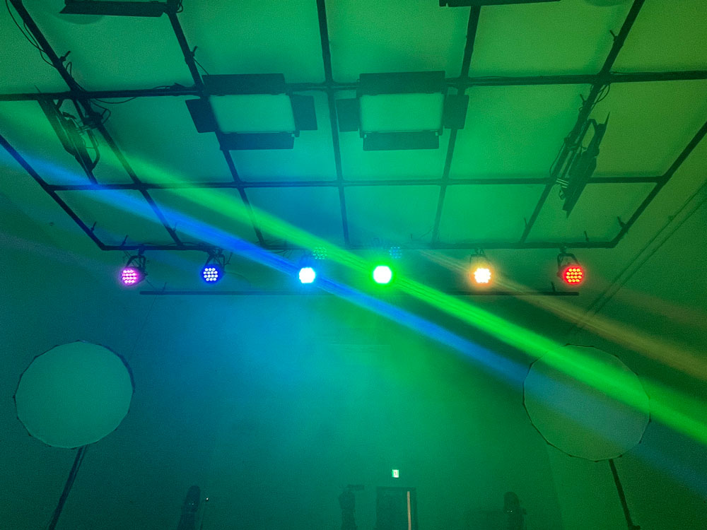 黒幕と照明演出で大ホールの臨場感を再現するスタジオQの撮影イメージ